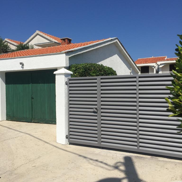Beachfront Skoblar Holiday Home With Seaview Privlaka  Exterior photo